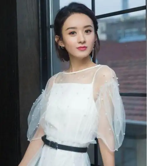 27岁的郑爽和31岁的赵丽颖,剪同款短发造型,网友:还是她比较美