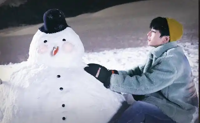狗仔镜头下的王俊凯堆雪人