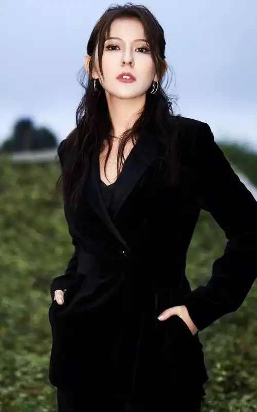 热依扎高清俏丽美照优雅迷人