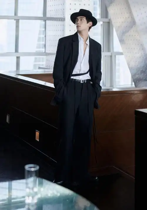 吴磊的少年感太绝,蓝白套装干净清爽,狼尾发型完美拿捏时尚气质