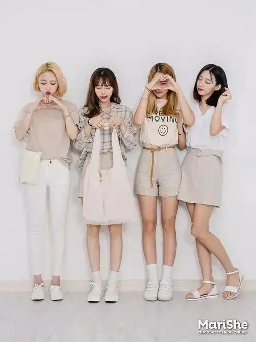 一起和姐妹出去玩的时候记得也拍上属于你们4个人的姐妹照哟~可以的话