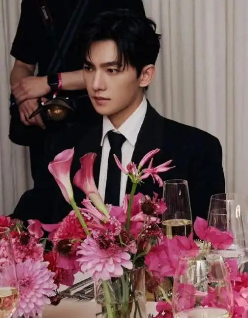 昨日,杨洋作为华伦天奴的合作明星出席了品牌晚宴,他一身黑白西装搭配