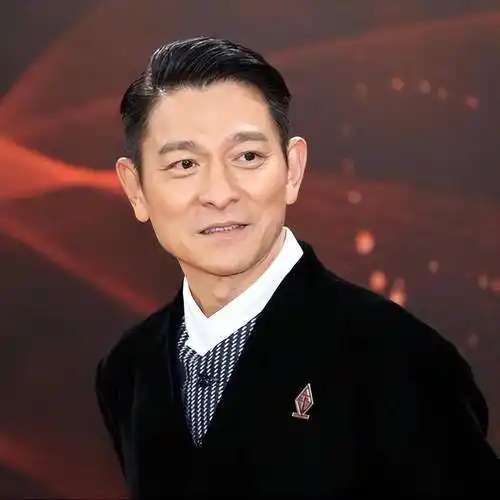 原创42岁余文乐像60岁老头子胡子花白满脸皱纹状态不如刘德华