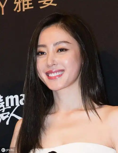 张天爱微笑照,笑起来是不是更性感了?