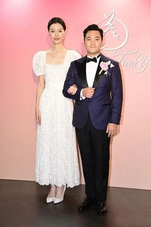 张艾嘉儿子婚礼现场曾志伟和彭于晏喝嗨了刘若英当场献唱名曲