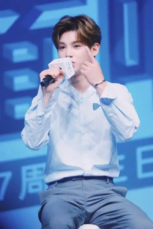 ninepercent亮相,穿衬衫造型气质清新,小鬼王琳凯银发抢镜!