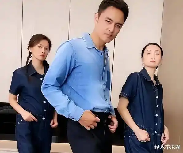 明道一家4口逛街,3岁儿子成"跑步健将",妻子带娃方式引争议_陶虹_上海