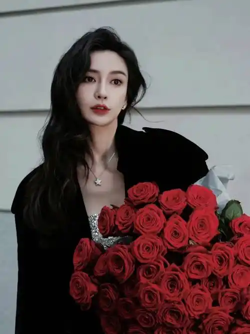 35岁杨颖生日写真高贵大气,手捧红色玫瑰花,气质魅力不减