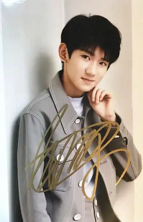 来一波王源高清签名照,喜欢的小伙伴们记得收藏哦_汤圆