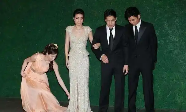 郭晶晶婚照惊艳全场,伴娘团尽显皇室风范!