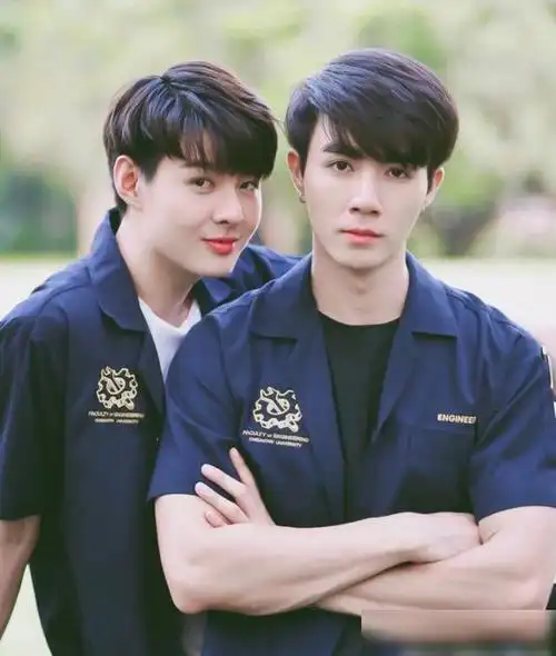 明明海海长得很白净,特别是