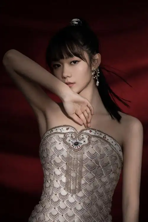 火箭少女101段奥娟玩转红蓝发色化身百变魔女生日写真