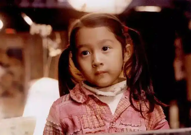 国民闺女关晓彤童年照阳光伶俐可爱爆表美得就像个洋娃娃
