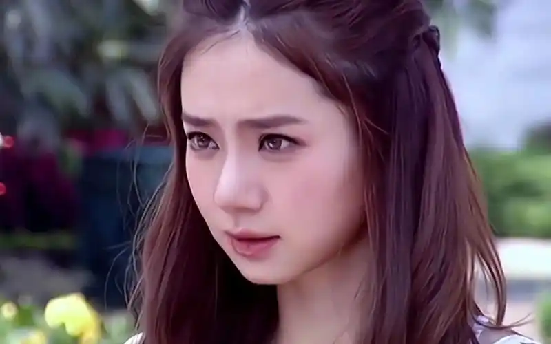 戚薇:我留了七年的头发瞬间被剪了.