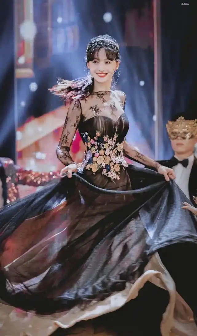 郑爽太有气质,穿黑色晚礼服跳舞仙气足,"黑天鹅"太让人惊艳了