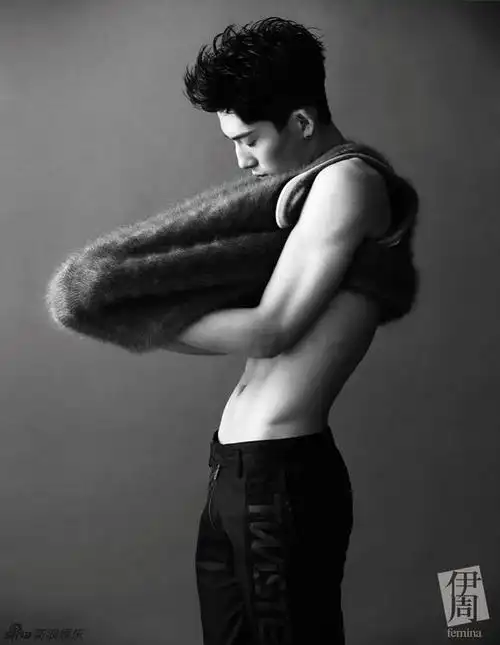 井柏然裸上身展现人鱼线