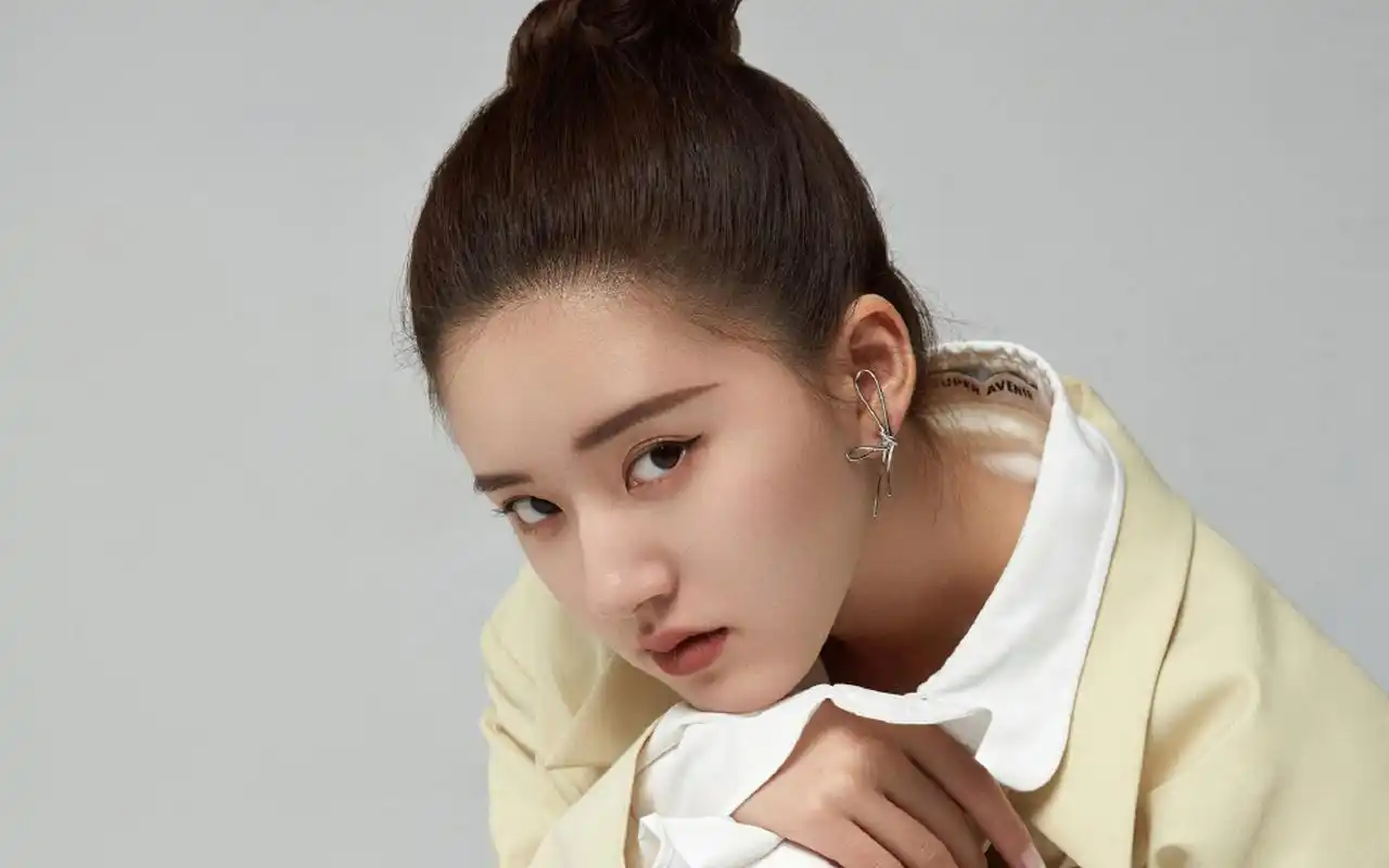 赵露思甜酷写真桌面壁纸