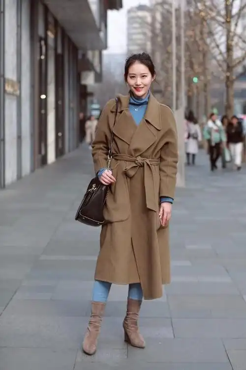 路人街拍,卡其色风衣搭配蓝色牛仔裤,打造出十足的休闲范