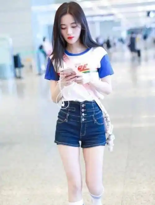 原创76斤鞠婧祎高腰裤是标配1米59的身高赢在了身材比例