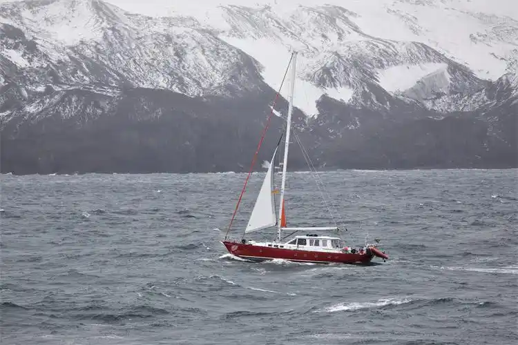 在海湾里居然看到一艘小帆船在风浪中航行,真佩服他的勇气.