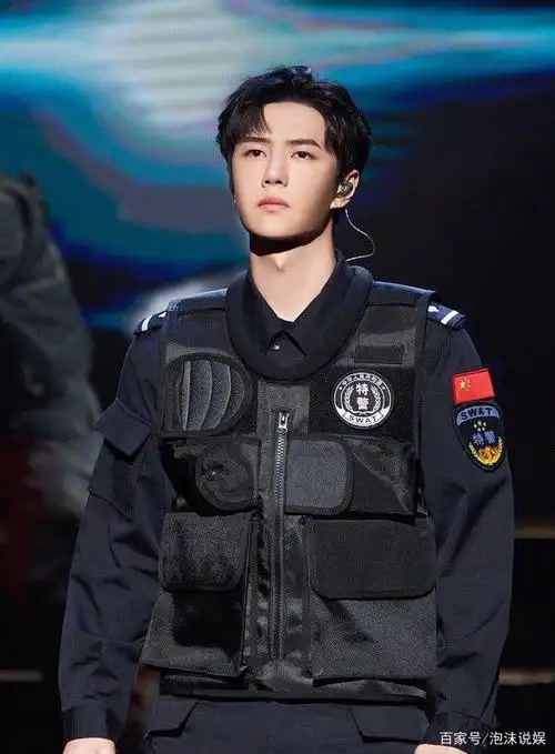 来看看四大顶流李易峰 杨洋 肖战 王一博等人的军装照吧,穿上军装的