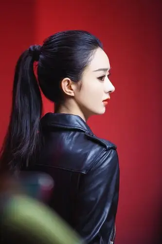 赵丽颖御姐风大片翻车穿机车皮衣扎马尾橘色红唇却撑不起气场