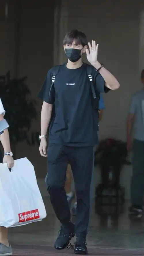 李现现身上海机场飞往北京 机场造型过分眼熟