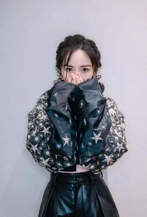 杨幂嘟嘴比剪刀手"卖萌"太可爱,甜酷风清纯俏皮,哪像当妈的人