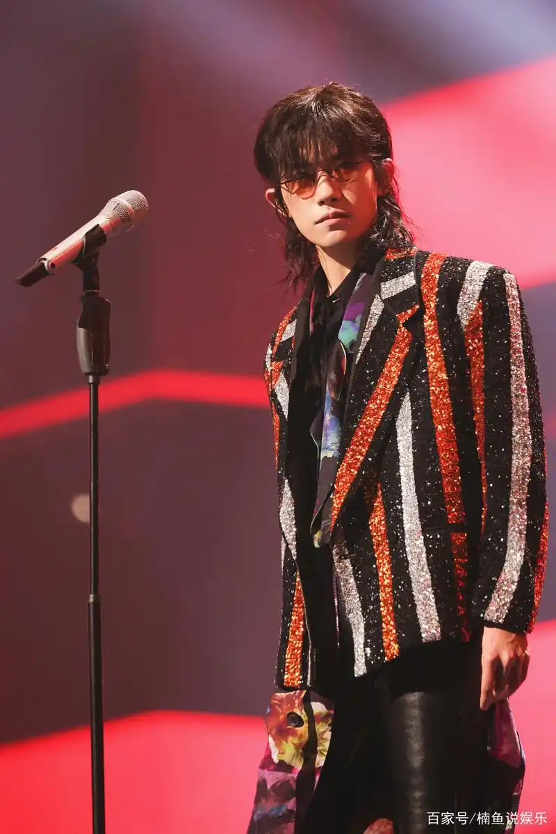 易烊千玺舞台造型好帅!留长发戴墨镜好似浪漫野王,有被惊艳到