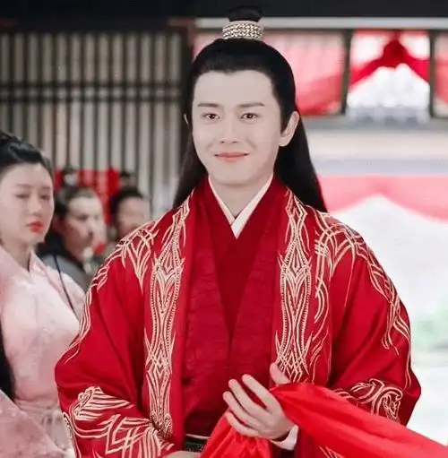 任嘉伦红色系造型太撩人看两张就沦陷你能坚持到第几个画面