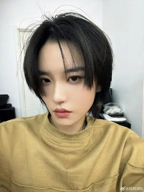 陆柯燃粉色鱼鳞片上衣##陆柯燃路演生图状态