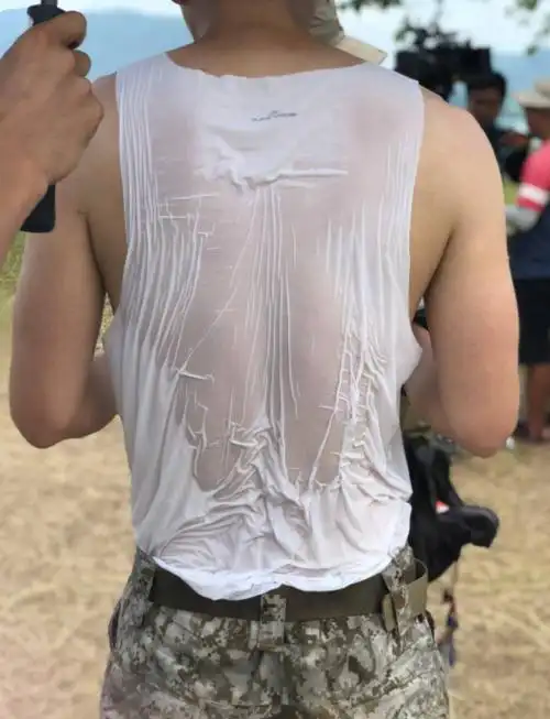 贾乃亮剧组实拍:上半身光膀子打拳击,售楼小姐求情别火上浇油