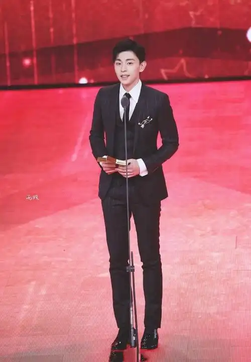 邓伦穿西装俯拍图被疯传刁钻角度难掩长腿细腰好身材