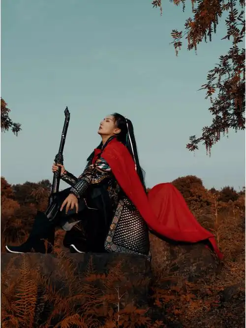 一直想拍这种女将军风格,安鑫太有这个范了,全本身20多斤重的铠甲6斤