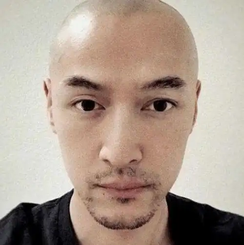 明星剃光头后,刘德华没感觉,吴京变嫩了,看到胡歌原谅我笑了_发型