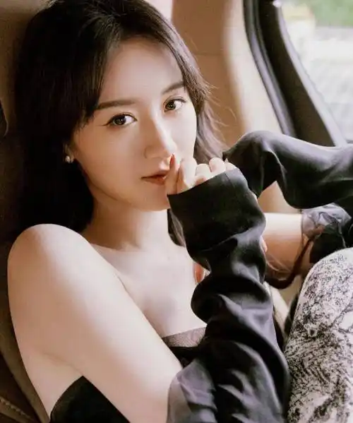 好美的袁冰妍,隔着车窗,路过初秋的浪漫_笑容_眼睛_样子