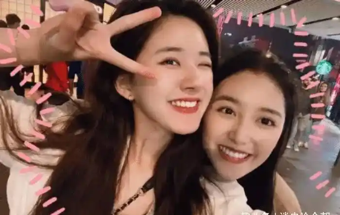 有种闺蜜叫赵露思和蒋依依,看俩人合照,明白"包子脸"太显嫩