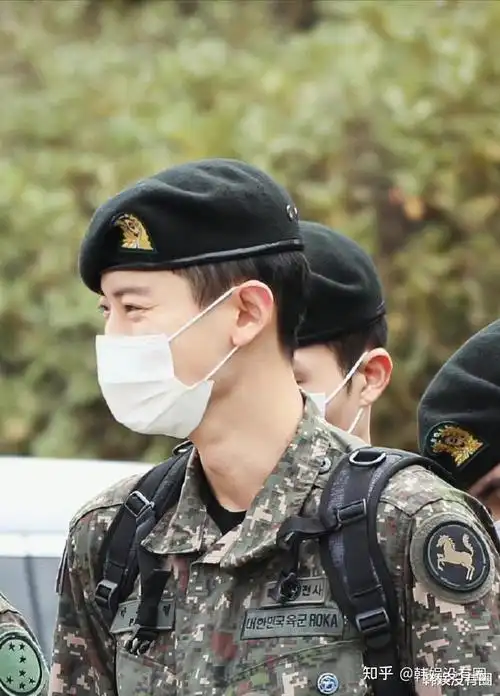 于2012年以男团exo成员身份出道的朴灿烈,于2021年3月正式入伍,目前