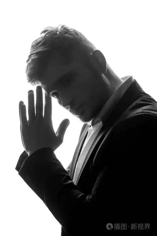 年轻的商人在西装孤立的白色背景侧面视图