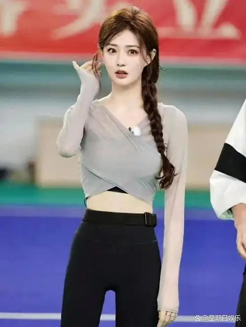 徐璐身穿瑜伽裤,44kg的肌肉腿,88斤体重靠吃肉练出马甲线