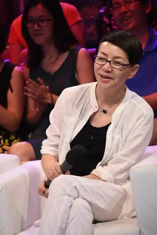 女人年纪大了就别穿太花哨,宋丹丹的时尚,看着简单还很随便_休闲风