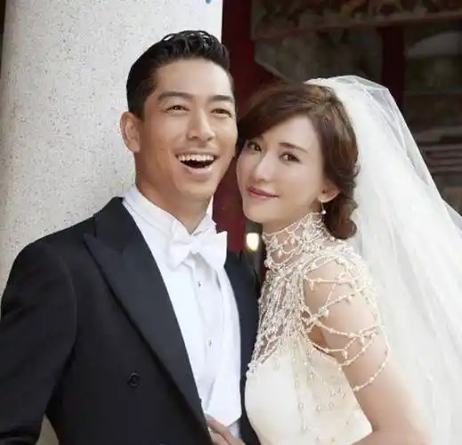 原创46岁林志玲罕秀恩爱,穿着清凉坐丈夫腿上,结婚2年仍未怀孕