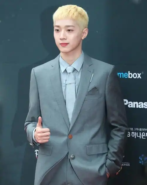 赖冠霖新发型来袭,金色短发贵气十足,气场超绝!