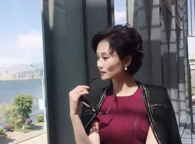 "儿子"是当红明星,女儿是奥运冠军,54岁她才是真正人生赢家_李颖_事业