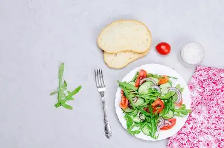 西红柿, 黄瓜在光的背景, 健康饮食的概念, 清淡的午餐, 顶部视图