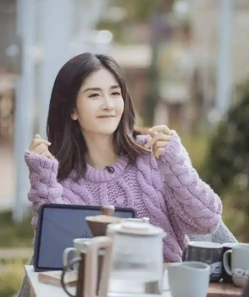 太阳女神谢娜"素颜照"曝光,离开10级美颜后,这才是39岁的模样_网友