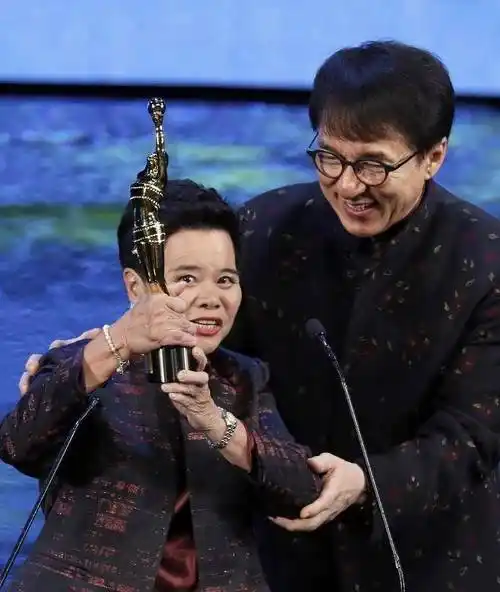 他身高只有150,却是周润发刘德华的前辈,祖籍是广西桂林的_泰迪罗宾