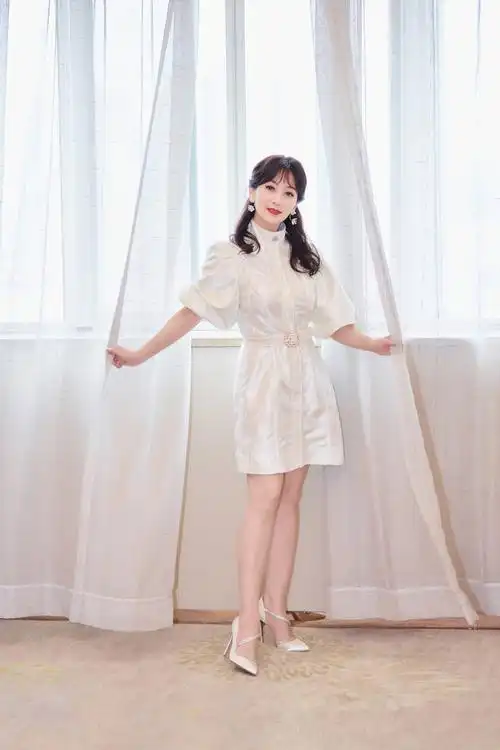 赵雅芝白色泡泡袖短裙秀美腿 持粉色玫瑰人比花娇