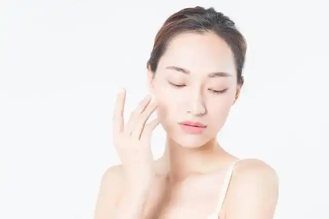 冬天皮肤容易干燥起皮,坚持正确护肤,肌肤水嫩光泽