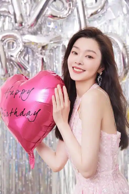 34岁宋轶晒生日写真照,展现温柔淑女风格,让人心生欢喜_照片_魅力